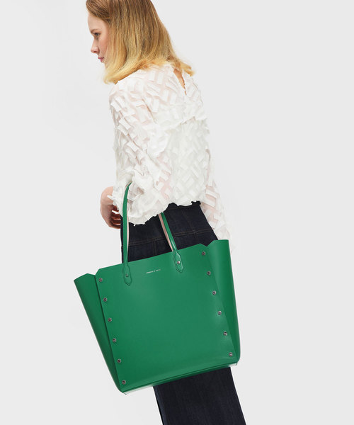 CHARLES & KEITH(チャールズ & キース)の「リバーシブルオーバーサイズトート / REVERSIBLE OVERSIZED TOTE(トートバッグ・レディース・ブラック/グリーン・XL)」の8枚目の写真