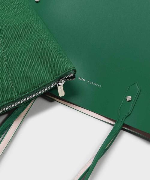 CHARLES & KEITH(チャールズ & キース)の「リバーシブルオーバーサイズトート / REVERSIBLE OVERSIZED TOTE(トートバッグ・レディース・ブラック/グリーン・XL)」の10枚目の写真