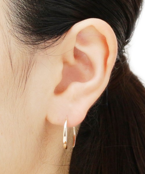 COCOSHNIK(ココシュニック)の「甲丸 ひねりフープピアス(大)(ピアス(両耳用)・レディース・ホワイト系その他7・00)」の1枚目の写真