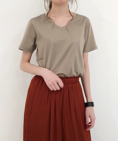 Banner Barrett（バナーバレット）の「VネックTシャツ（Tシャツ/カットソー・レディース・ホワイト/モカ/ベージュ/ネイビー・38）」の3枚目の写真