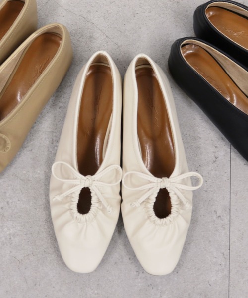 KOBE LETTUCE(コウベレタス)の「ギャザーフロントカットフラットパンプス(パンプス・レディース・ブラック/ベージュ/アイボリー・LL/S/M/L)」の2枚目の写真