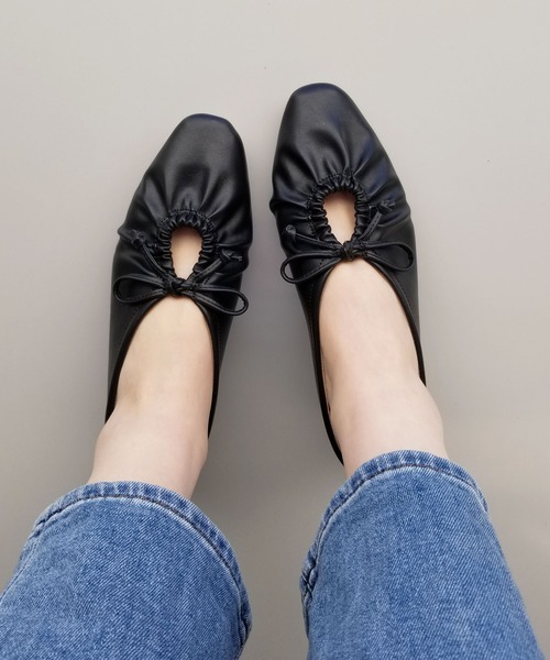 KOBE LETTUCE(コウベレタス)の「ギャザーフロントカットフラットパンプス(パンプス・レディース・ブラック/ベージュ/アイボリー・LL/S/M/L)」の1枚目の写真