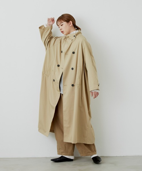 Libra Cue（リブラ キュー）の「ハイネックボリュームフレアコート（トレンチコート・レディース・グレイッシュベージュ/ベージュ・FREE）」の4枚目の写真