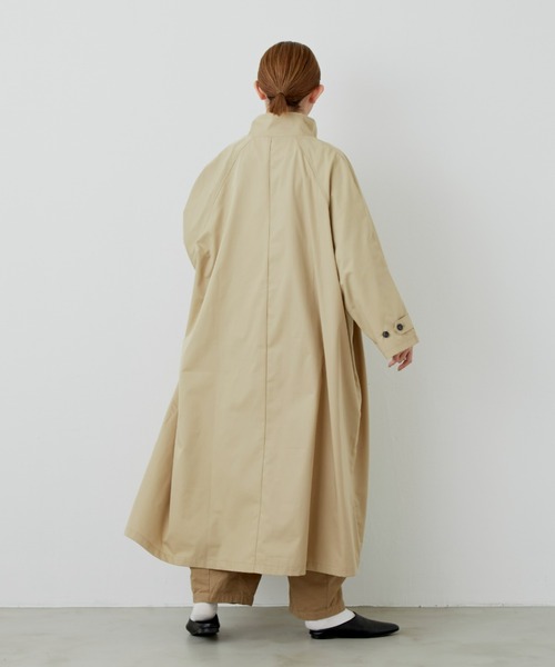 Libra Cue（リブラ キュー）の「ハイネックボリュームフレアコート（トレンチコート・レディース・グレイッシュベージュ/ベージュ・FREE）」の6枚目の写真