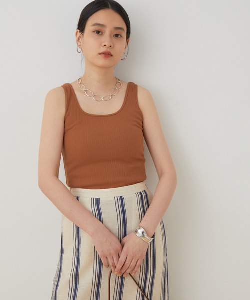 ADAM ET ROPE'(アダムエロペ)の「【アウトレット店舗・WEB限定】スクエアネックストレッチリブタンク(タンクトップ・レディース・チャコールグレー/ブラウン/ミント/キナリ・FREE)」の4枚目の写真