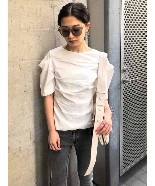 EMODA(エモダ)の「ギャザータックスリーブトップス(Tシャツ/カットソー・レディース・ホワイト/ブラック・FREE)」の2枚目の写真