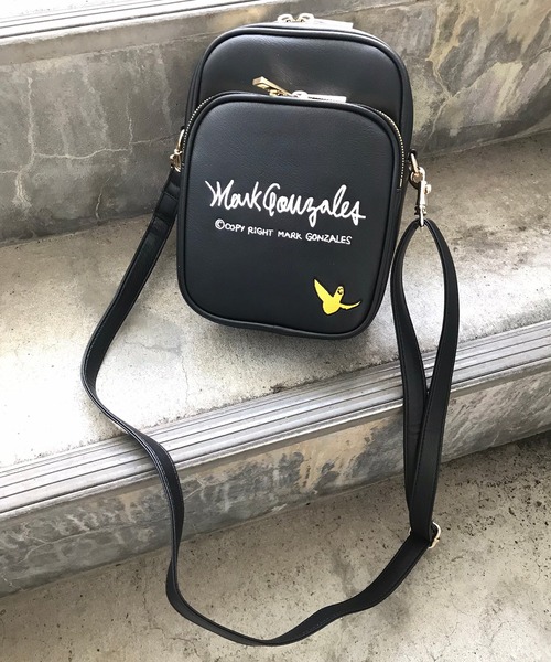 Mark Gonzales（マーク・ゴンザレス）の「MARK GONZALES/マークゴンザレス　フェイクレザー 刺繍ロゴ マルチポケット 縦型ショルダーバッグ（ショルダーバッグ・メンズ・ブラック×シルバー/ブラック×ゴールド・FREE）」の2枚目の写真