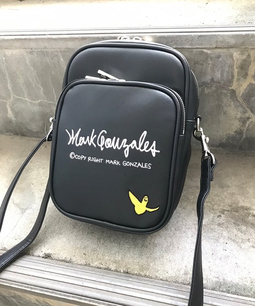 Mark Gonzales（マーク・ゴンザレス）の「MARK GONZALES/マークゴンザレス　フェイクレザー 刺繍ロゴ マルチポケット 縦型ショルダーバッグ（ショルダーバッグ・メンズ・ブラック×シルバー/ブラック×ゴールド・FREE）」の13枚目の写真