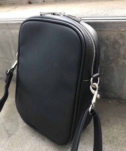 Mark Gonzales（マーク・ゴンザレス）の「MARK GONZALES/マークゴンザレス　フェイクレザー 刺繍ロゴ マルチポケット 縦型ショルダーバッグ（ショルダーバッグ・メンズ・ブラック×シルバー/ブラック×ゴールド・FREE）」の11枚目の写真