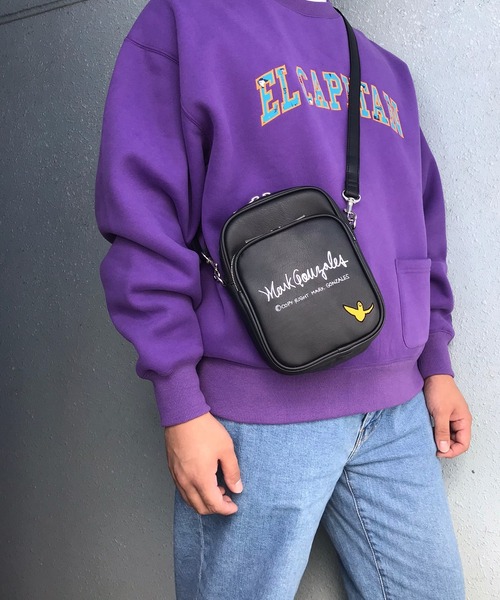 Mark Gonzales（マーク・ゴンザレス）の「MARK GONZALES/マークゴンザレス　フェイクレザー 刺繍ロゴ マルチポケット 縦型ショルダーバッグ（ショルダーバッグ・メンズ・ブラック×シルバー/ブラック×ゴールド・FREE）」の10枚目の写真