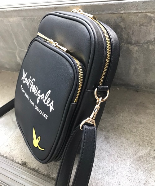 Mark Gonzales（マーク・ゴンザレス）の「MARK GONZALES/マークゴンザレス　フェイクレザー 刺繍ロゴ マルチポケット 縦型ショルダーバッグ（ショルダーバッグ・メンズ・ブラック×シルバー/ブラック×ゴールド・FREE）」の8枚目の写真