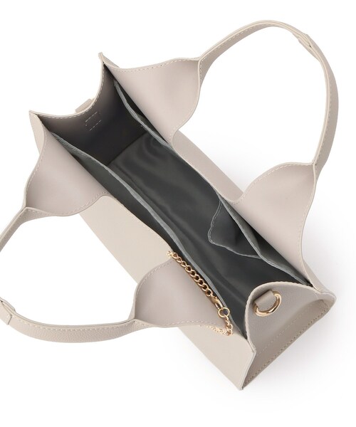 DRESKIP（ドレスキップ）の「◆チャーム付き一枚革風クリテトート（トートバッグ・レディース・グレー/ブラック/カーキ・00）」の4枚目の写真