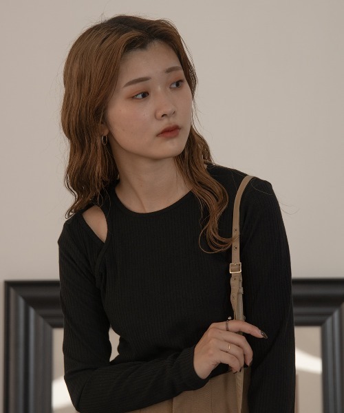 Amiur（エミレ）の「one open shoulder rib tops（その他トップス・レディース・ベージュ/カーキ/ブラック・FREE）」の2枚目の写真