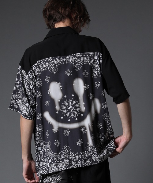STUD MUFFIN（スタッドマフィン）の「mhs1756-バンダナ柄-無地TRサテン SSワイドシャツ（シャツ/ブラウス・メンズ・ライトグレー/ブラック・2/3）」の2枚目の写真
