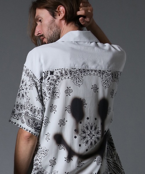 STUD MUFFIN（スタッドマフィン）の「mhs1756-バンダナ柄-無地TRサテン SSワイドシャツ（シャツ/ブラウス・メンズ・ライトグレー/ブラック・2/3）」の6枚目の写真