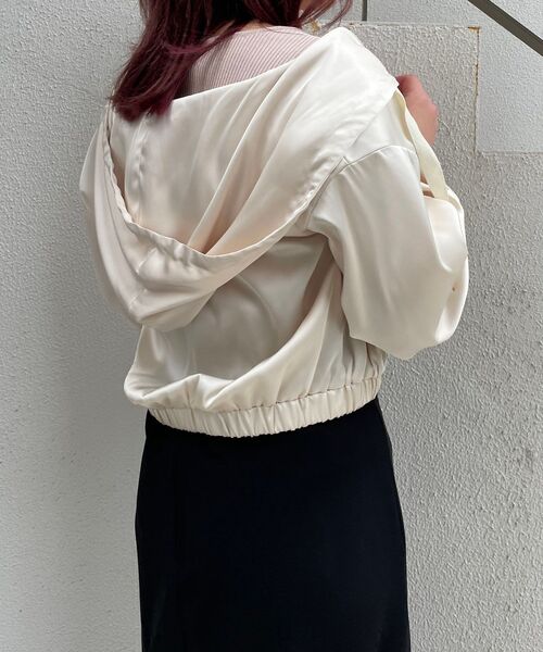 MAJESTIC LEGON(マジェスティックレゴン)の「サテンフードブルゾン(ブルゾン・レディース・ブラック/アイボリー/ピンクベージュ・MEDIUM)」の8枚目の写真