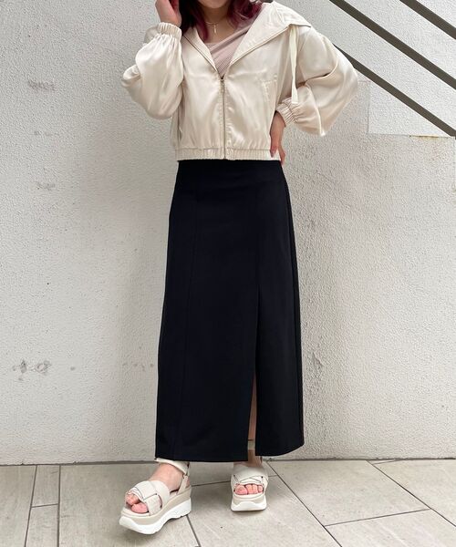 MAJESTIC LEGON(マジェスティックレゴン)の「サテンフードブルゾン(ブルゾン・レディース・ブラック/アイボリー/ピンクベージュ・MEDIUM)」の5枚目の写真
