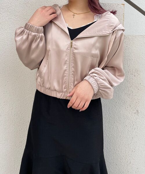 MAJESTIC LEGON(マジェスティックレゴン)の「サテンフードブルゾン(ブルゾン・レディース・ブラック/アイボリー/ピンクベージュ・MEDIUM)」の12枚目の写真