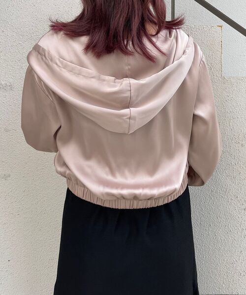 MAJESTIC LEGON(マジェスティックレゴン)の「サテンフードブルゾン(ブルゾン・レディース・ブラック/アイボリー/ピンクベージュ・MEDIUM)」の15枚目の写真