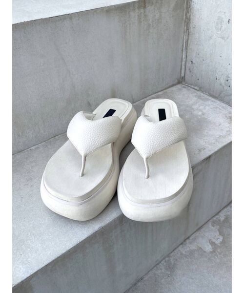 EMODA(エモダ)の「ストラップフラットサンダル(サンダル・レディース・ホワイト/ブラック・SMALL/MEDIUM/LARGE)」の2枚目の写真