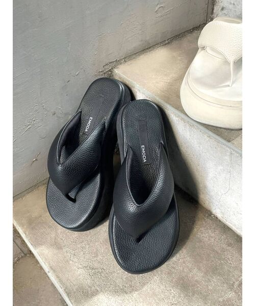 EMODA(エモダ)の「ストラップフラットサンダル(サンダル・レディース・ホワイト/ブラック・SMALL/MEDIUM/LARGE)」の1枚目の写真