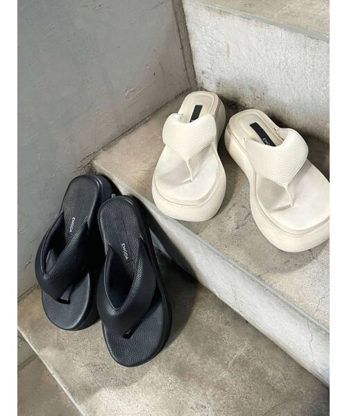 EMODA(エモダ)の「ストラップフラットサンダル(サンダル・レディース・ホワイト/ブラック・SMALL/MEDIUM/LARGE)」の8枚目の写真