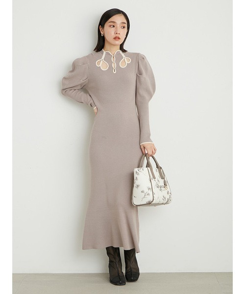 LILY BROWN（リリーブラウン）の「カットアウトバイカラーニットワンピース（ワンピース・レディース・グレイッシュベージュ/ネイビー/ラベンダー・FREE）」の4枚目の写真