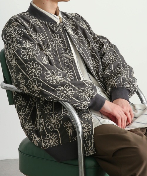 SENSE OF PLACE by URBAN RESEARCH（センスオブプレイスバイアーバンリサーチ）の「シシュウボタニカルスタジャン（スタジャン・メンズ・グレー/ライトカーキ・MEDIUM/LARGE）」の2枚目の写真