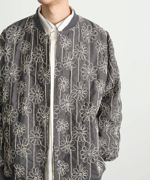 SENSE OF PLACE by URBAN RESEARCH（センスオブプレイスバイアーバンリサーチ）の「シシュウボタニカルスタジャン（スタジャン・メンズ・グレー/ライトカーキ・MEDIUM/LARGE）」の6枚目の写真