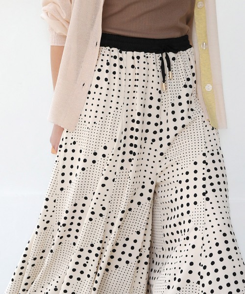 Bou Jeloud(ブージュルード)の「キカドット柄フレアパンツ(その他パンツ・レディース・ブラック/オフホワイト・38)」の4枚目の写真