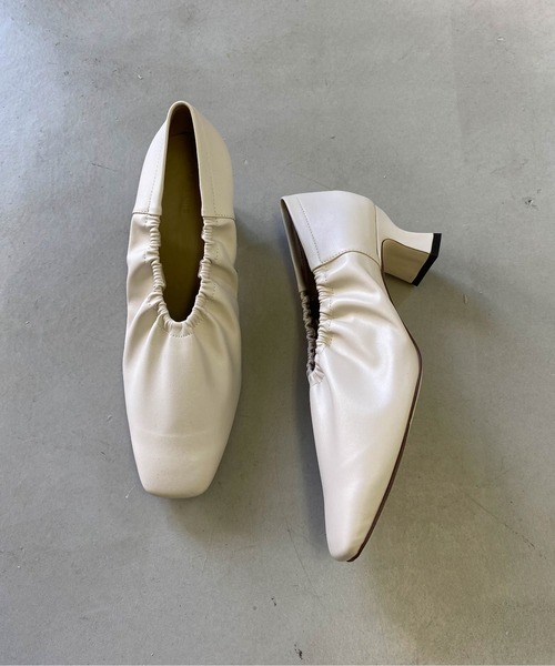 LA BELLE ETUDE（ラベルエチュード）の「【LE VERNIS】ギャザースクエアパンプス（パンプス・レディース・ホワイト/ブラック・24.5/23.5）」の2枚目の写真