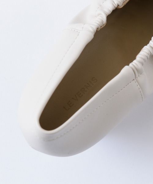 LA BELLE ETUDE（ラベルエチュード）の「【LE VERNIS】ギャザースクエアパンプス（パンプス・レディース・ホワイト/ブラック・24.5/23.5）」の8枚目の写真