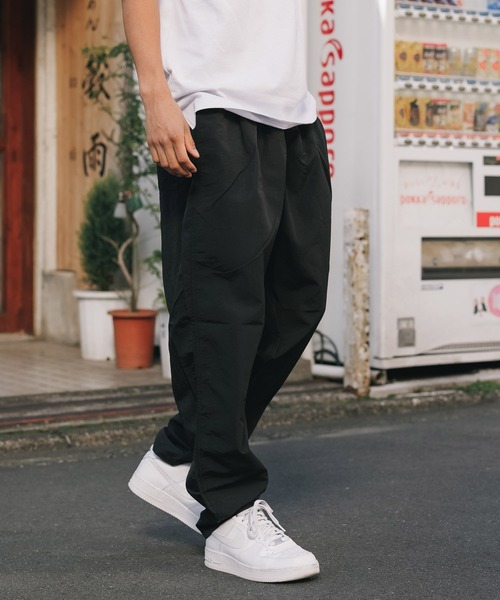 BURLAP OUTFITTER(バーラップアウトフィッター)の「BURLAP OUTFITTER/バーラップアウトフィッター TRACK PANTS ナイロンパンツ テーパードパンツ(スラックス・メンズ・オリーブ/ブラック/チャコール/サンドベージュ・L/M)」の2枚目の写真