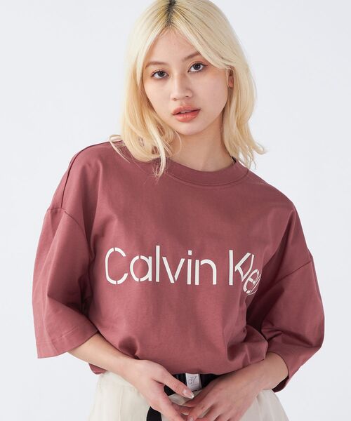 Calvin Klein(カルバン・クライン)の「リラックス ステンシル ロゴ Tシャツ(Tシャツ/カットソー・メンズ・ブラウン/オリーブ・S/M/L/XL)」の2枚目の写真