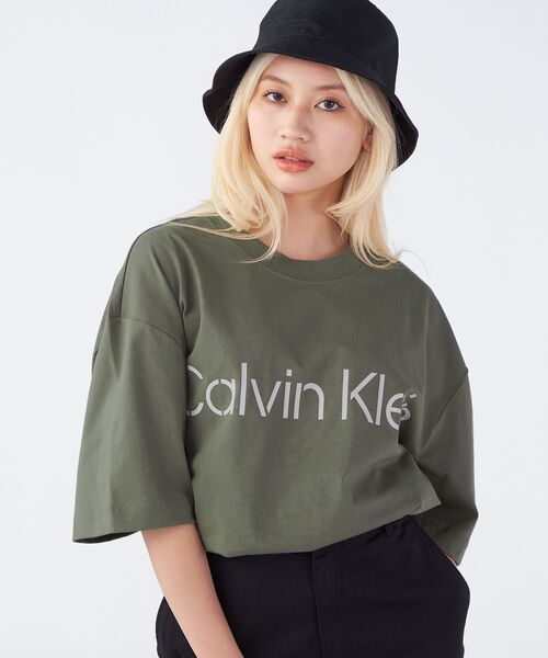 Calvin Klein(カルバン・クライン)の「リラックス ステンシル ロゴ Tシャツ(Tシャツ/カットソー・メンズ・ブラウン/オリーブ・S/M/L/XL)」の10枚目の写真