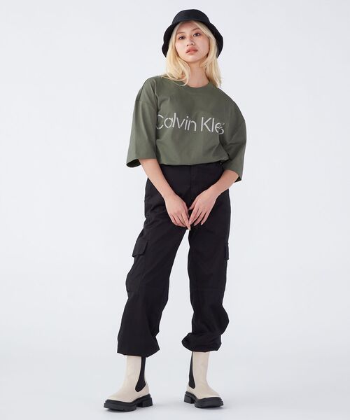 Calvin Klein(カルバン・クライン)の「リラックス ステンシル ロゴ Tシャツ(Tシャツ/カットソー・メンズ・ブラウン/オリーブ・S/M/L/XL)」の13枚目の写真