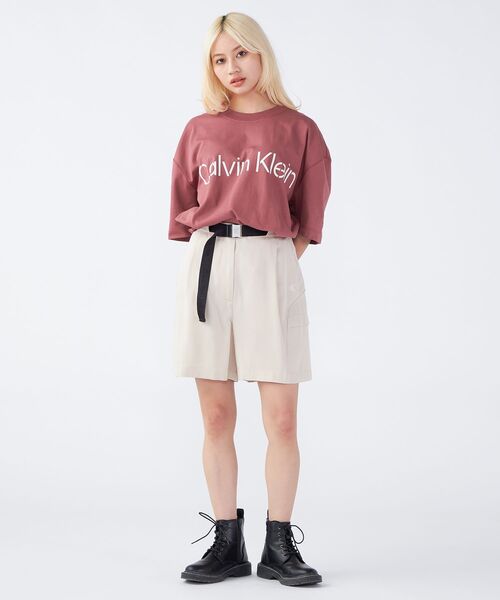 Calvin Klein(カルバン・クライン)の「リラックス ステンシル ロゴ Tシャツ(Tシャツ/カットソー・メンズ・ブラウン/オリーブ・S/M/L/XL)」の14枚目の写真