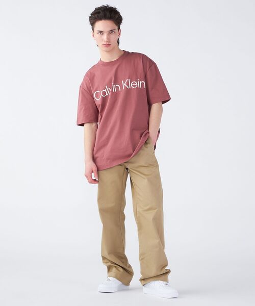 Calvin Klein(カルバン・クライン)の「リラックス ステンシル ロゴ Tシャツ(Tシャツ/カットソー・メンズ・ブラウン/オリーブ・S/M/L/XL)」の15枚目の写真