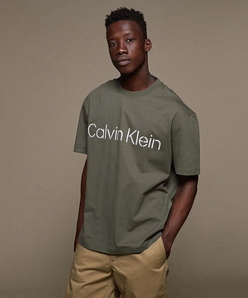 Calvin Klein(カルバン・クライン)の「リラックス ステンシル ロゴ Tシャツ(Tシャツ/カットソー・メンズ・ブラウン/オリーブ・S/M/L/XL)」の16枚目の写真