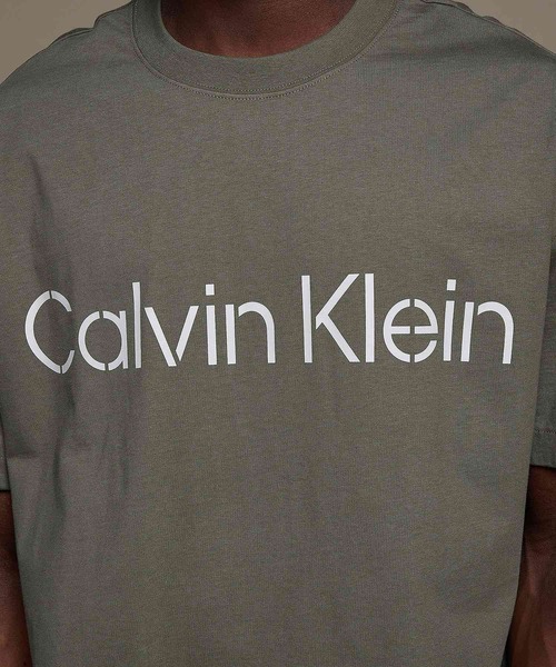 Calvin Klein(カルバン・クライン)の「リラックス ステンシル ロゴ Tシャツ(Tシャツ/カットソー・メンズ・ブラウン/オリーブ・S/M/L/XL)」の19枚目の写真