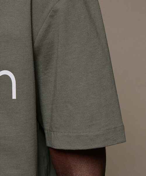 Calvin Klein(カルバン・クライン)の「リラックス ステンシル ロゴ Tシャツ(Tシャツ/カットソー・メンズ・ブラウン/オリーブ・S/M/L/XL)」の20枚目の写真