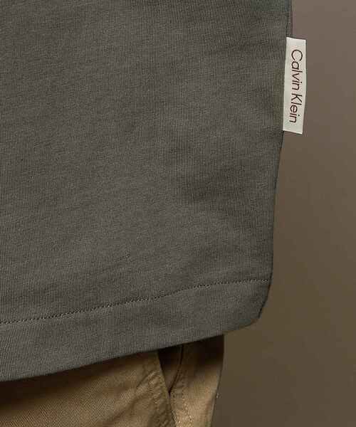Calvin Klein(カルバン・クライン)の「リラックス ステンシル ロゴ Tシャツ(Tシャツ/カットソー・メンズ・ブラウン/オリーブ・S/M/L/XL)」の21枚目の写真