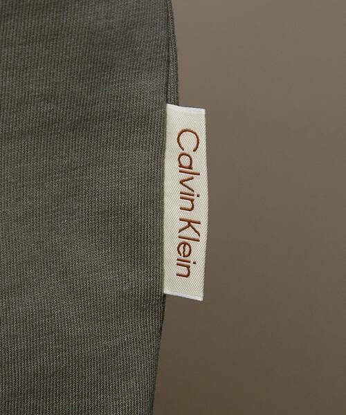 Calvin Klein(カルバン・クライン)の「リラックス ステンシル ロゴ Tシャツ(Tシャツ/カットソー・メンズ・ブラウン/オリーブ・S/M/L/XL)」の3枚目の写真