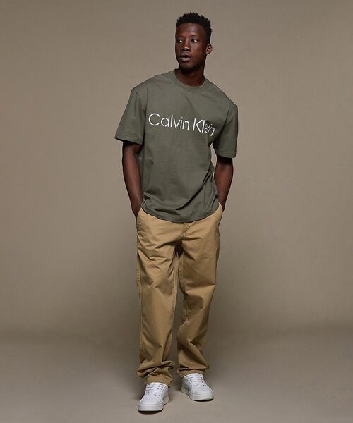 Calvin Klein(カルバン・クライン)の「リラックス ステンシル ロゴ Tシャツ(Tシャツ/カットソー・メンズ・ブラウン/オリーブ・S/M/L/XL)」の4枚目の写真