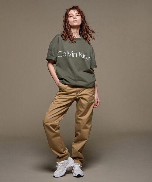 Calvin Klein(カルバン・クライン)の「リラックス ステンシル ロゴ Tシャツ(Tシャツ/カットソー・メンズ・ブラウン/オリーブ・S/M/L/XL)」の5枚目の写真