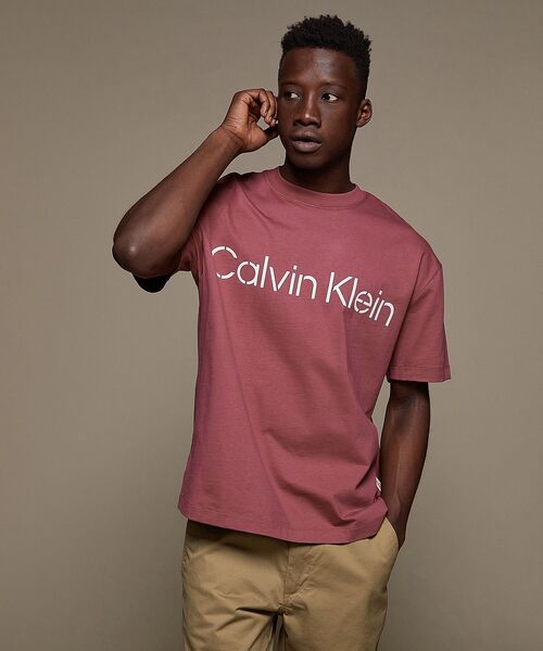 Calvin Klein(カルバン・クライン)の「リラックス ステンシル ロゴ Tシャツ(Tシャツ/カットソー・メンズ・ブラウン/オリーブ・S/M/L/XL)」の6枚目の写真