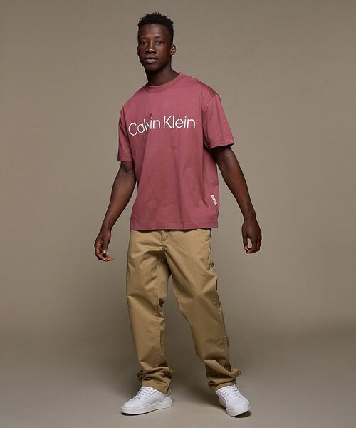 Calvin Klein(カルバン・クライン)の「リラックス ステンシル ロゴ Tシャツ(Tシャツ/カットソー・メンズ・ブラウン/オリーブ・S/M/L/XL)」の8枚目の写真