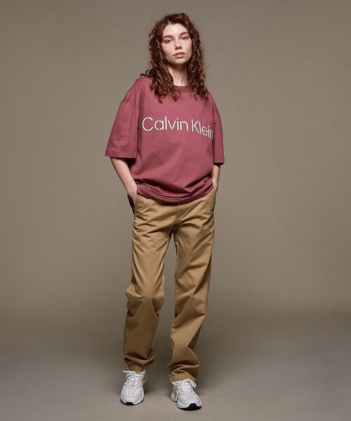 Calvin Klein(カルバン・クライン)の「リラックス ステンシル ロゴ Tシャツ(Tシャツ/カットソー・メンズ・ブラウン/オリーブ・S/M/L/XL)」の9枚目の写真