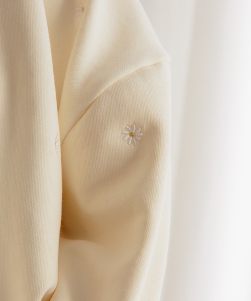 flower（フラワー）の「スウィーティーエンブロイダリースウェット（スウェット・レディース・アイボリー/グレー・FREE）」の3枚目の写真