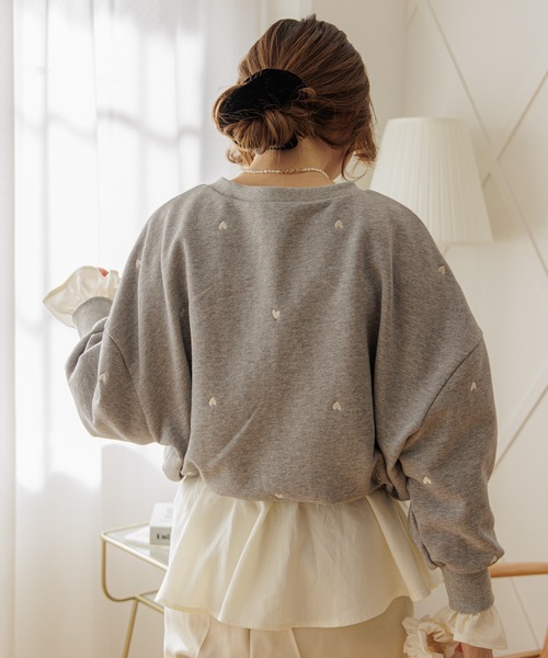 flower（フラワー）の「スウィーティーエンブロイダリースウェット（スウェット・レディース・アイボリー/グレー・FREE）」の4枚目の写真